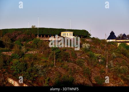 Una vista panoramica di una collina verdeggiante a Stoccolma, Svezia, immersa nella luce soffusa del tardo pomeriggio o del primo mattino. La collina è ricoperta di lu Foto Stock