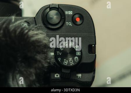 Primo piano del selettore di modalità della fotocamera digitale e dei pulsanti di controllo che mostrano le impostazioni manuali, di apertura e di priorità dell'otturatore Foto Stock