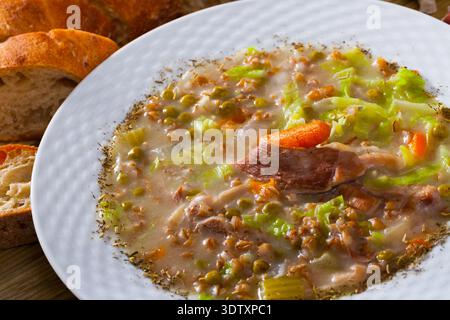 Zuppa scozzese con agnello, verdure di radice, legumi e orzo Foto Stock