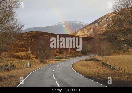 Rainbow sulla A93 Glenshee Scozia febbraio 2026 Foto Stock