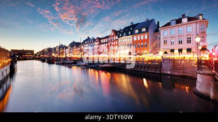 Panorama del canale di Copenaghen Nyhavn al tramonto, Danimarca Foto Stock
