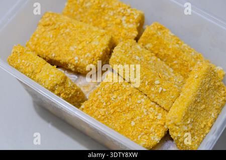 Croccanti pepite di pollo fatte in casa, preparate con ingredienti freschi e naturali Foto Stock