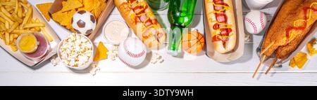 Piatti tradizionali dello stadio e birra di sottofondo, set di vari tipi di baseball, pallacanestro, tifosi di football e spuntini dello stadio, patatine, salse, hot dog, wi-fi Foto Stock