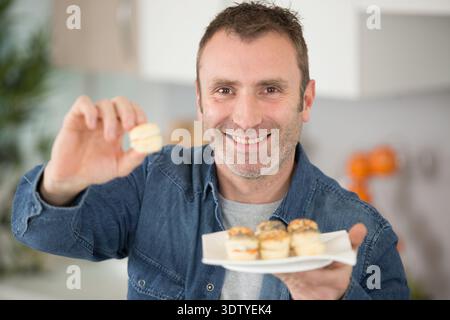 uomo che prepara tapas per i visitatori a casa Foto Stock