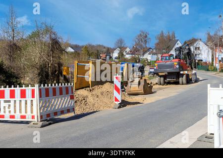 Lavori stradali. Limitazione del traffico sulla carreggiata. Foto Stock