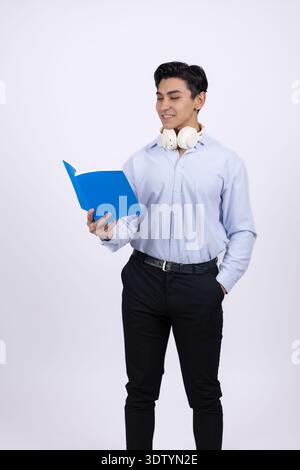 Giovane in camicia con cartellino blu con le carte Foto Stock