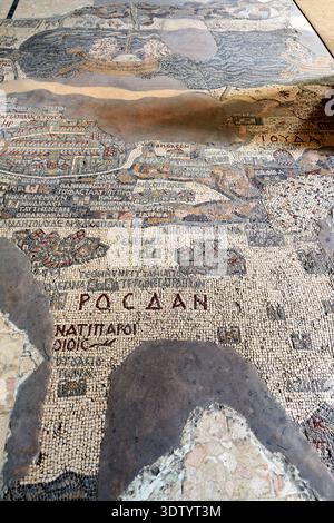 I visitatori guardano la mappa di Madaba nella basilica greco-ortodossa di San Giorgio a Madaba, in Giordania. La mappa mostra siti e luoghi antichi. Foto Stock