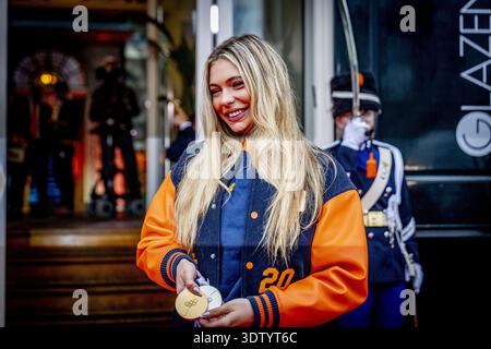 L'AIA - Jutta Leerdam arriva con una medaglia per una cerimonia per le medaglie olimpiche e i loro allenatori nella Glass Hall. ROBIN UTRECHT /ANP netherlands Out - belgium Out Foto Stock