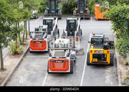 Attrezzature per l'edilizia pronte per il lavoro in lotto. Londra, Regno Unito, 14 luglio 2024 Foto Stock