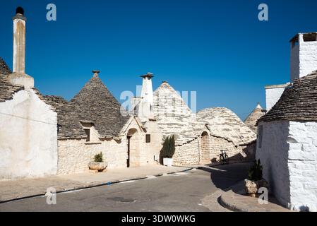 Via delle case trullo ad Alberobello Foto Stock