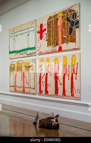 Londra, Regno Unito. 24 febbraio 2026. Rainham Oast, 2014, Black Strap (ciglia), 2014, Black Strap (Red Fly), 2014 e NK (Syracuse Line-Up), 2014 - Rose Wylie: The Picture Comes First una nuova mostra presso le gallerie principali della Royal Academy. Riunisce oltre 90 opere e va dal 28 febbraio al 19 aprile 2026. Crediti: Guy Bell/Alamy Live News Foto Stock