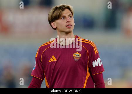 Roma, Italia. 22 febbraio 2026. Jan Ziolkowski di AS Roma guarda durante la serie A Enilive match tra AS Roma e US Cremonese allo Stadio Olimpico il 22 febbraio 2026 a Roma, Italia Credit: Giuseppe Maffia/Alamy Live News Foto Stock