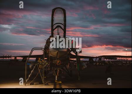 Gli aviatori della U.S. Air Force assegnati al 857th Aircraft Maintenance Squadron eseguono la manutenzione di un F-16C Fighting Falcon, assegnato al 64th Aggres Foto Stock