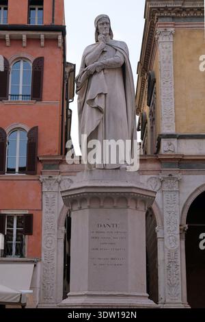 Statua di Dante Alighieri - statua del poeta, scrittore e filosofo Dante - in Piazza dei signori Verona Foto Stock