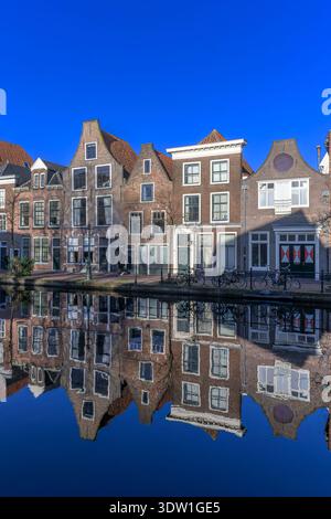 Edifici sul canale nella splendida città storica di Leida, nei Paesi Bassi. I sentieri del canale sono troppo stretti per prendere le auto, rendendole più belle. Foto Stock