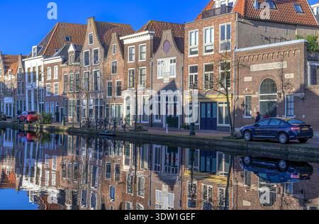 Edifici sul canale nella splendida città storica di Leida, nei Paesi Bassi. I sentieri del canale sono troppo stretti per prendere le auto, rendendole più belle. Foto Stock