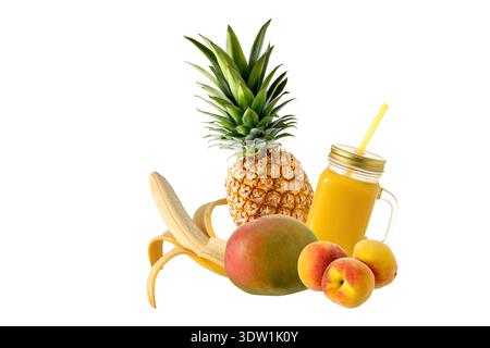 Frutta tropicale fresca e succosa e vaso frullato in vetro che volano isolato su sfondo bianco. Ananas intere, ananas maturo, mango maturo, banana aperta e pesche Foto Stock