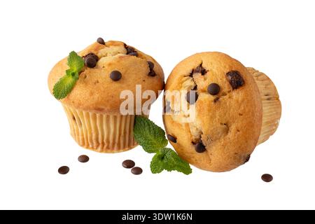 Muffin con gocce di cioccolato appena sfornate con foglie di menta isolate su sfondo bianco. Cupcake con pezzi di cioccolato fondente come dessert per la pausa caffè. Foto Stock