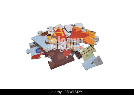 Una piccola pila di puzzle di cartone isolati su sfondo bianco. Foto Stock