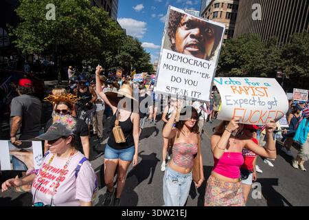 No Kings protesta ad Austin, Texas, il 18 ottobre 2025. (Foto di John Anderson) Foto Stock