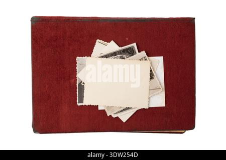 Cartoline fotografiche vintage vuote su album retrò coperto di rosso scuro. Album fotografico retrò chiuso con schede vuote e spazio per le copie. Foto Stock