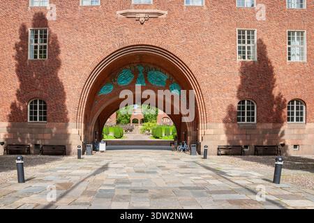 Arco che conduce al cortile del Royal Institute of Technology. Stoccolma, Svezia Foto Stock