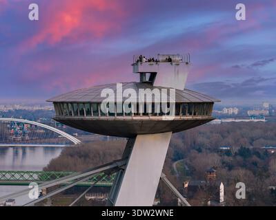Vista aerea al crepuscolo della torre di osservazione UFO sul ponte SNP, Bratislava Foto Stock