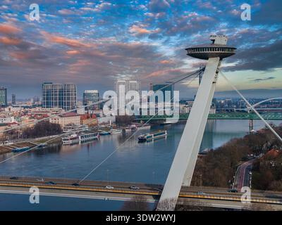 Aeroporto di Bratislava con torre di osservazione UFO e ponte SNP al tramonto Foto Stock