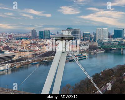 Paesaggio urbano aereo di Bratislava con il ponte SNP e la piattaforma di osservazione UFO Foto Stock