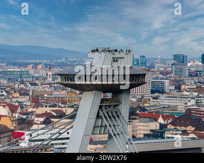 Antenna della torre del ponte UFO di Bratislava e del Danubio con skyline urbano Foto Stock