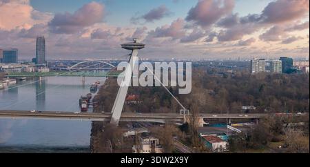 Aeroporto di Bratislava con Torre UFO sul ponte SNP sul Danubio Foto Stock