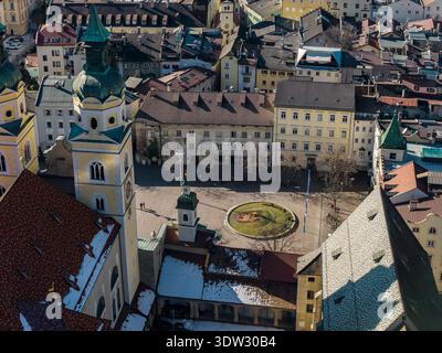 Vista aerea della cattedrale di Bressanone e della piazza della cattedrale in Italia Foto Stock