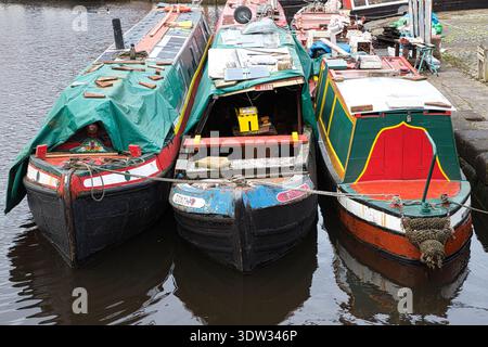 Tre colorate imbarcazioni tradizionali a bordo di una barca a vela ormeggiata insieme a Portland Basin, Tameside, Regno Unito. Foto Stock
