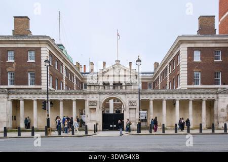 Il Ripley Building, (Old Admiralty Building) 1726 dell'architetto Thomas Ripley con schermo d'ingresso aggiunto da Robert Adam nel 1788. Whitehall, Londra, Regno Unito Foto Stock