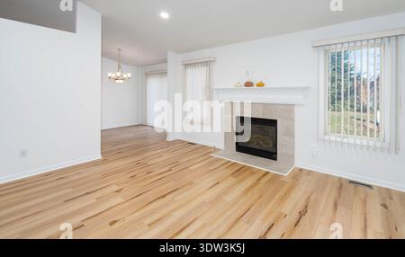 il nuovo pavimento in legno duro è stato installato in una casa ristrutturata Foto Stock