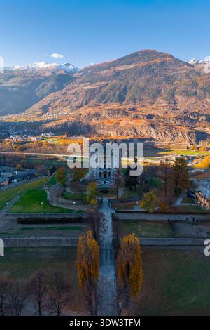 Vista aerea del castello di Aymavilles in autunno durante il tramonto. Aymavilles, Valle d'Aosta, Italia. Foto Stock