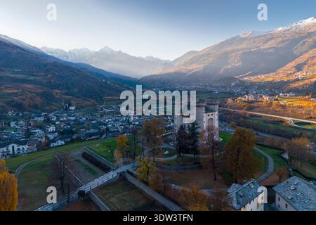 Vista aerea del castello di Aymavilles in autunno durante il tramonto. Aymavilles, Valle d'Aosta, Italia. Foto Stock