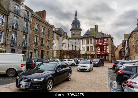 Una pittoresca scena di strada in una storica cittadina europea, che mostra architettura tradizionale e un'atmosfera vivace. Foto Stock