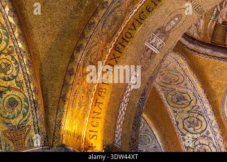 Intricate opere d'arte a mosaico sul soffitto della cattedrale veneziana. Foto Stock