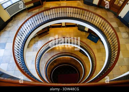 Un'elegante scala a chiocciola all'interno di un edificio storico di Copenhagen. Foto Stock