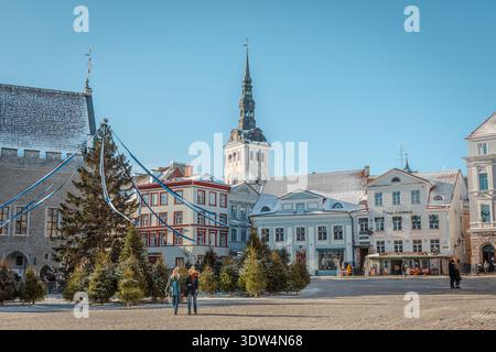 Piazza del Municipio di Tallinn, capitale dell'Estonia, in inverno con neve e albero di Natale Foto Stock