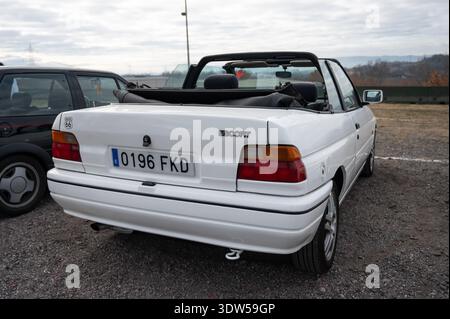 Vista dall'angolo posteriore di una Ford Escort Cabriolet Mk5 classica cabriolet bianca con capote nera ripiegata parcheggiata in occasione di una mostra di auto all'aperto. Foto Stock