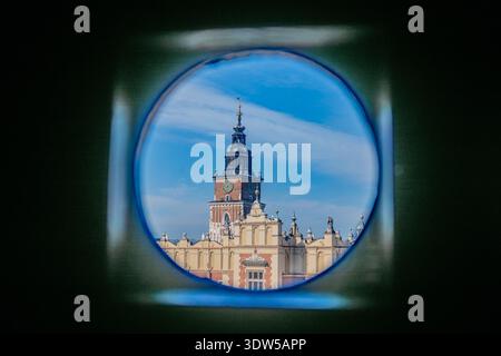Torre del Municipio vista attraverso una finestra circolare, Piazza del mercato principale, Cracovia, Polonia Foto Stock