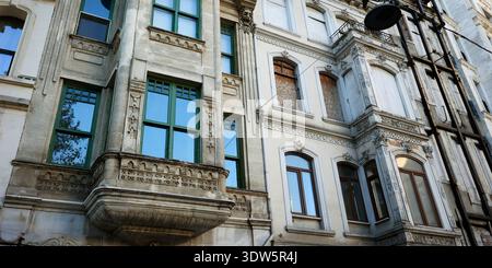 Facciata storica decorata dell'edificio con dettagli decorativi, Istanbul, Turchia Foto Stock
