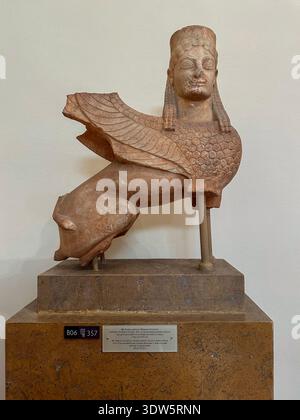 Si tratta di una statua in marmo del periodo arcaico conosciuta come la Spata Sfinge, risalente al 570-550 a.C. circa. Nel Museo Archeologico Nazionale di Atene Foto Stock