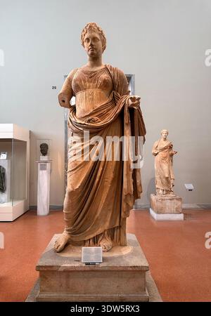 Si tratta di una rappresentazione di THEMIS, la dea della giustizia divina, della volontà e della legge nella mitologia greca in mostra al Museo Archeologico Nazionale di Atene Foto Stock
