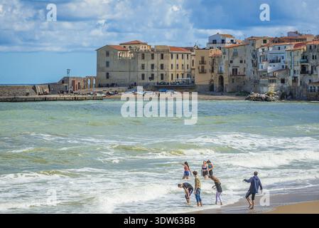 Cefalù, Italia - 7 maggio 2019: Giovani in spiaggia nella città di Cefalù, Isola di Sicilia Foto Stock