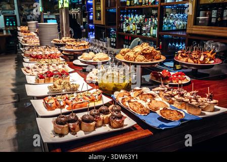 San Sebastián, Spagna - 28 gennaio 2019: Tapas nel bar Casa Alcalde a San Sebastián, chiamato anche Donostia nei Paesi Baschi Foto Stock
