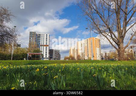 Varsavia, Polonia - 16 aprile 2023: Vecchio e moderno edificio residenziale nella zona di Goclaw, quartiere Praga sud di Varsavia Foto Stock