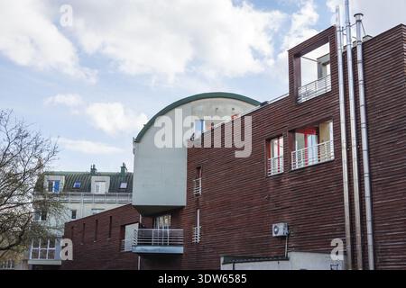 Varsavia, Polonia - 16 aprile 2023: Edificio residenziale in via Marokanska nella zona di Goclaw, quartiere Praga sud di Varsavia Foto Stock